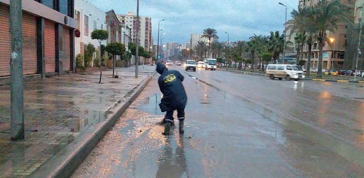 كسح مياه الأمطار من شوارع الإسكندرية (8)
