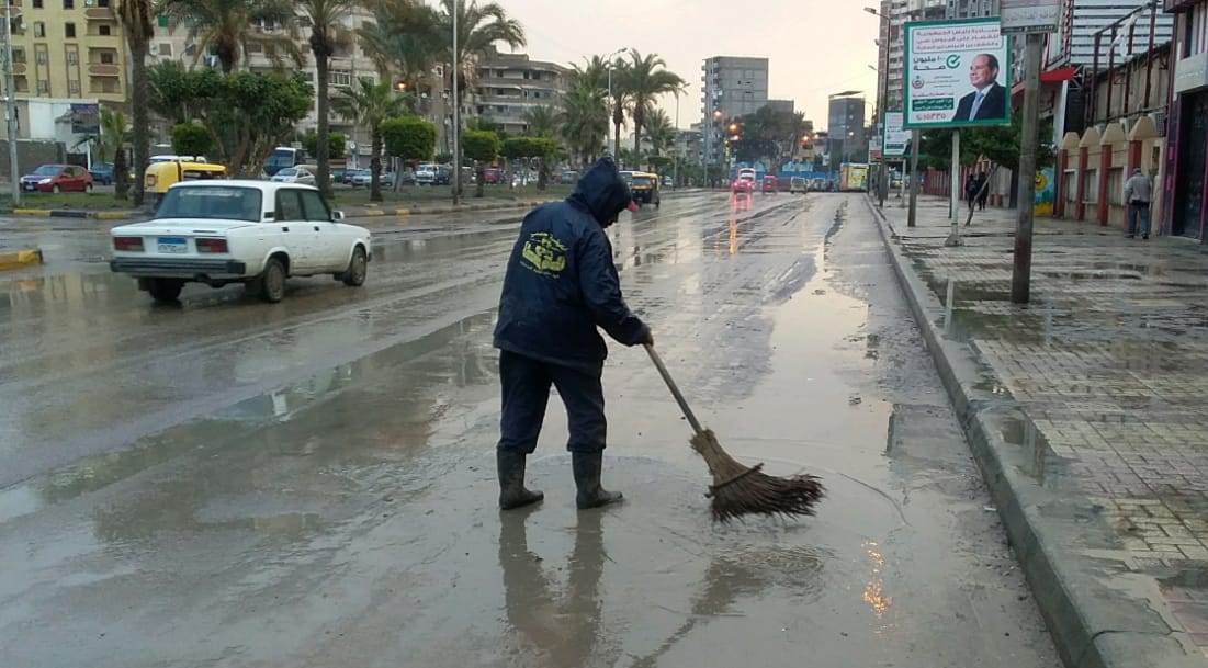 كسح مياه الأمطار من شوارع الإسكندرية (7)