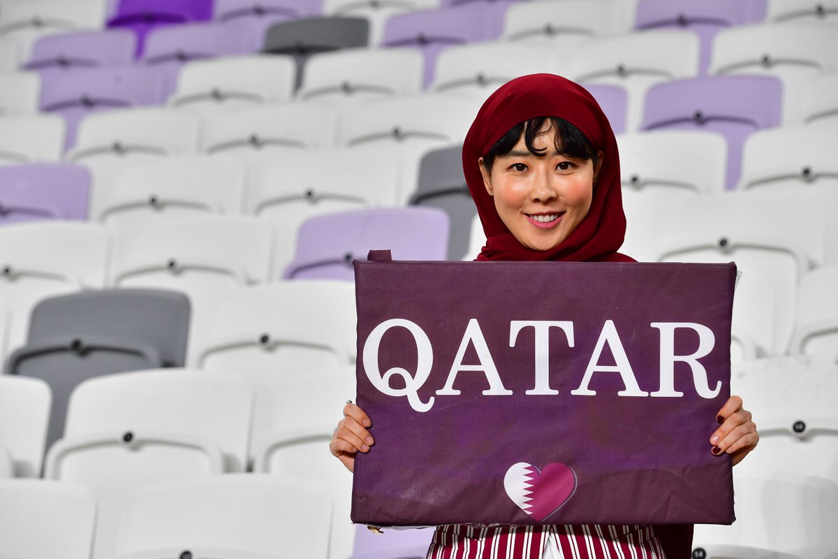 المشجعة ترفع اسم قطر