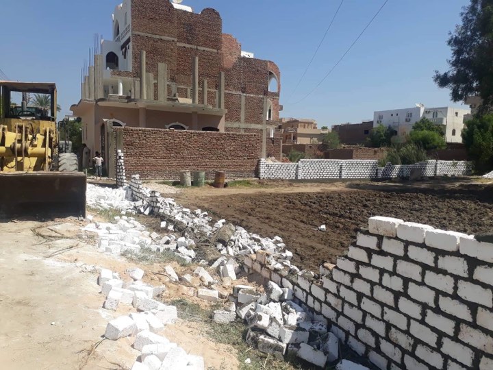 إزالة 4 حالات تعدي علي 28 قيراط بمدينة القرنة ورفع أطنان من الأتربة والقمامة (1)