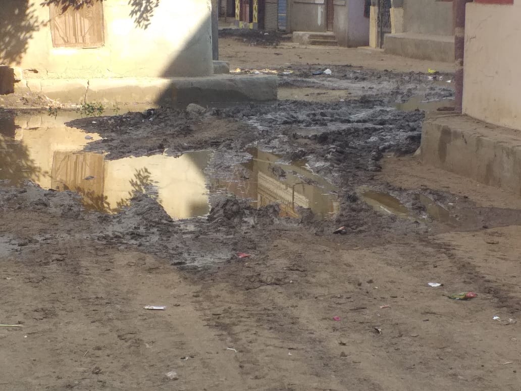 الصرف الصحي يغرق شوارع قرية كوم الأشراف بالشرقية (4)