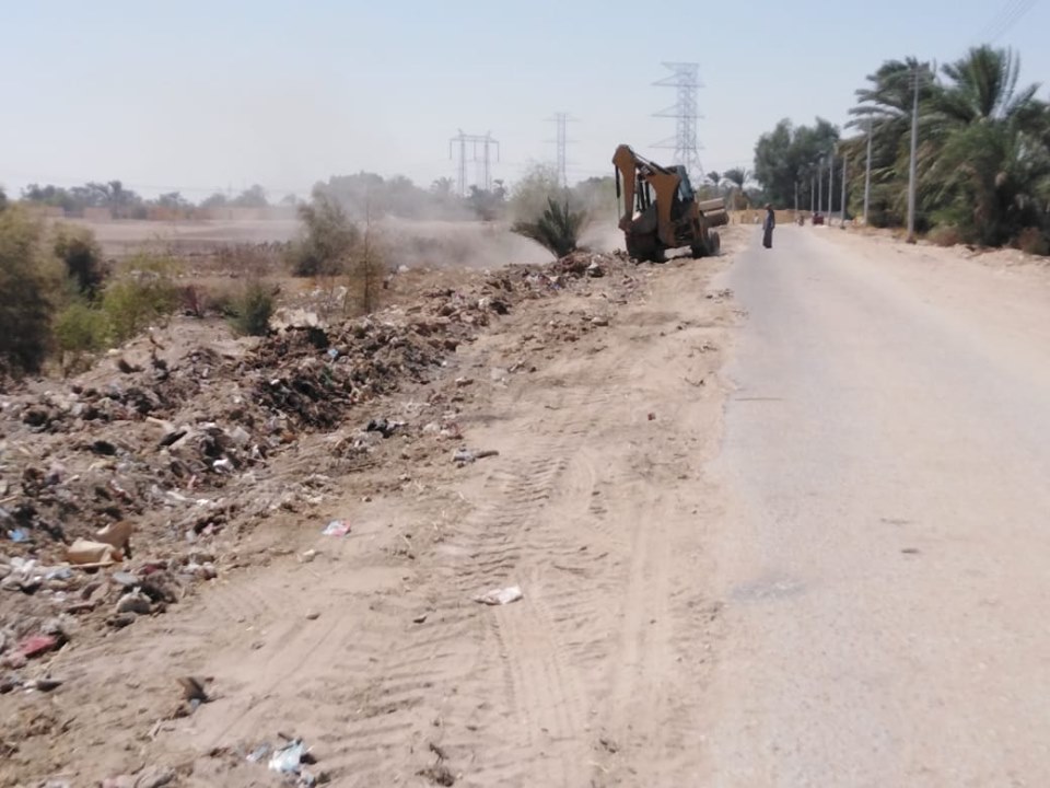 إزالة 4 حالات تعدي علي 28 قيراط بمدينة القرنة ورفع أطنان من الأتربة والقمامة (3)