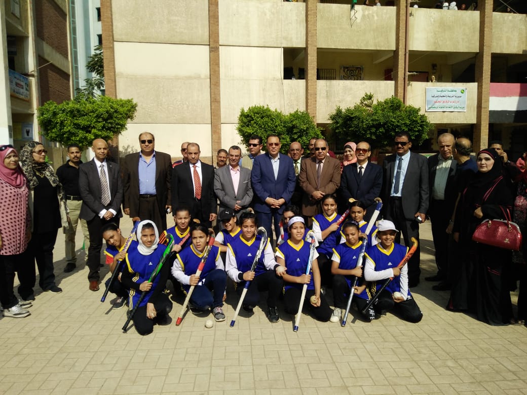 محافظ الشرقية ووكيل وزارة الصحة يتفقدان المدارس (4)