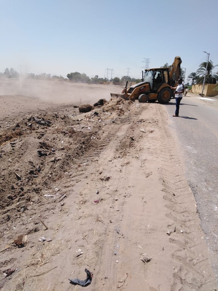 إزالة 4 حالات تعدي علي 28 قيراط بمدينة القرنة ورفع أطنان من الأتربة والقمامة (5)