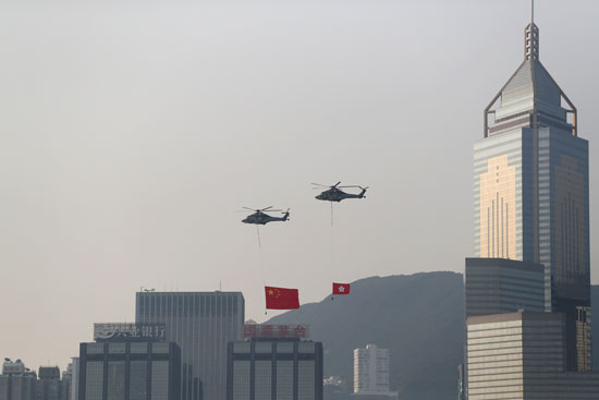 علم الصين يرفرف بجانب علن هونج كونج