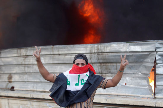 متظاهر-يحتفل-بإحراق-مبنى-حكومى