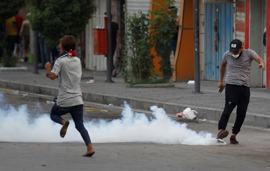 قنابل-الغاز-تطلقها-الشرطة-لتفريق-المتظاهرين