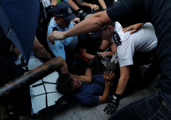 شرطة هونج كونج تلقى القبض على أحد المحتجين