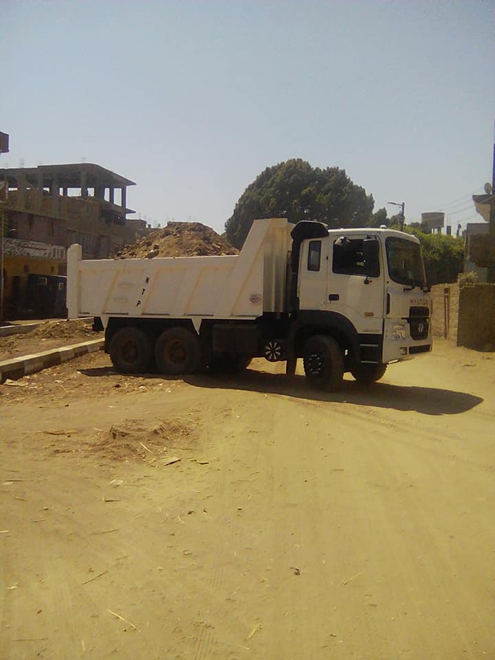 إزالة 80 طن مخلفات من مقلب عشوائي بجوار المدارس وتجميل طريق مصر أسوان (3)