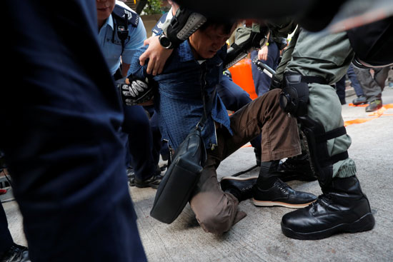 لحظة اعتقال أحد المحتجين