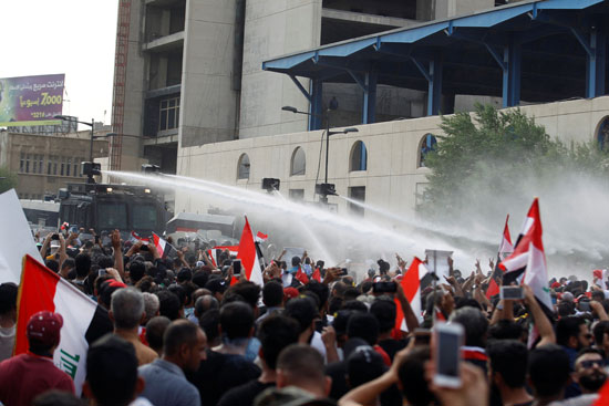 سيارة-شرطة-تطلق-رشاشات-المياه-على-المتظاهرين