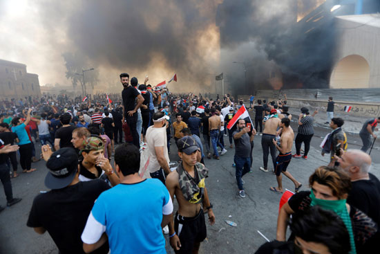 متظاهرون-يحرقون-المبانى-الحكومية-فى-بغداد