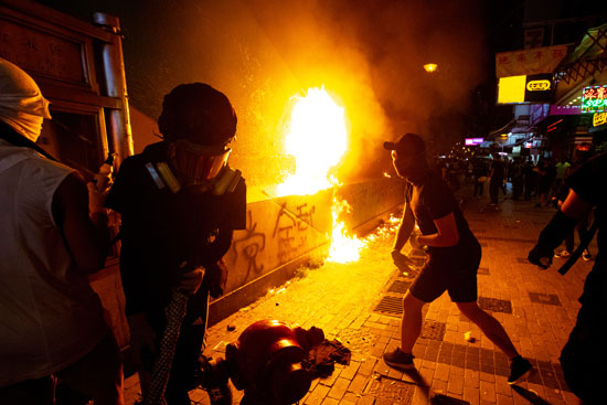 متظاهرو-هونج-يسعون-لاستقلال-بلادهم-عبر-حرقها