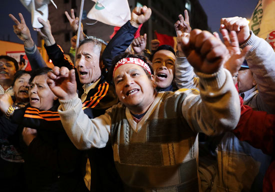 احتفالات بقرارات رئيس بيرو