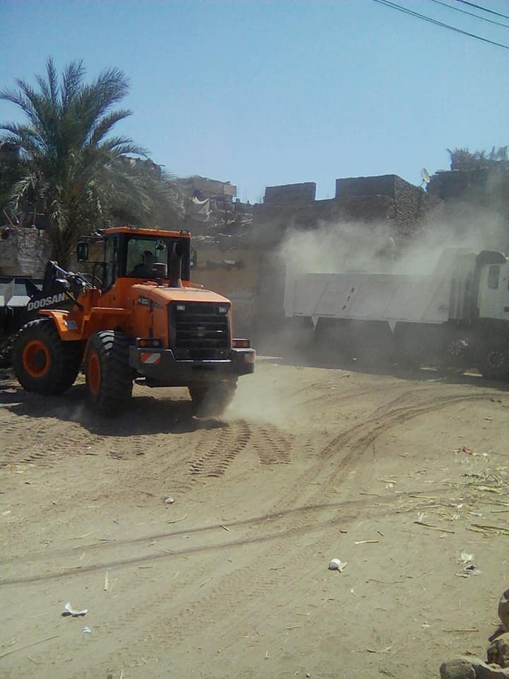 إزالة 80 طن مخلفات من مقلب عشوائي بجوار المدارس وتجميل طريق مصر أسوان (2)