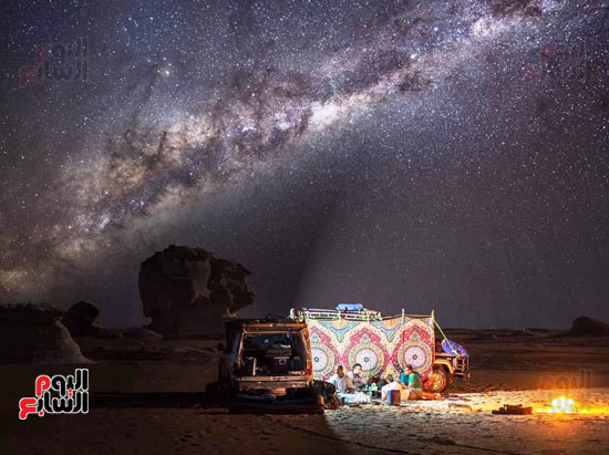 مشهد ليلي للنجوم في الصحراء البيضاء