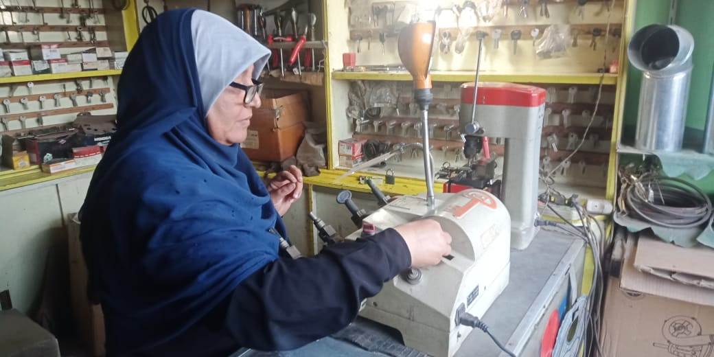رضا رفعت شعار الرضا أول سيدة بالقليوبية تعمل بمهنة نسخ المفاتيح وتؤكد تعلمت المهنة فى 3 أيام وبناتى وزوجى شجعونى على العمل ومفيش حاجة اسمها مهنة للرجال فقط ومفيش مفتاح بيطلع من