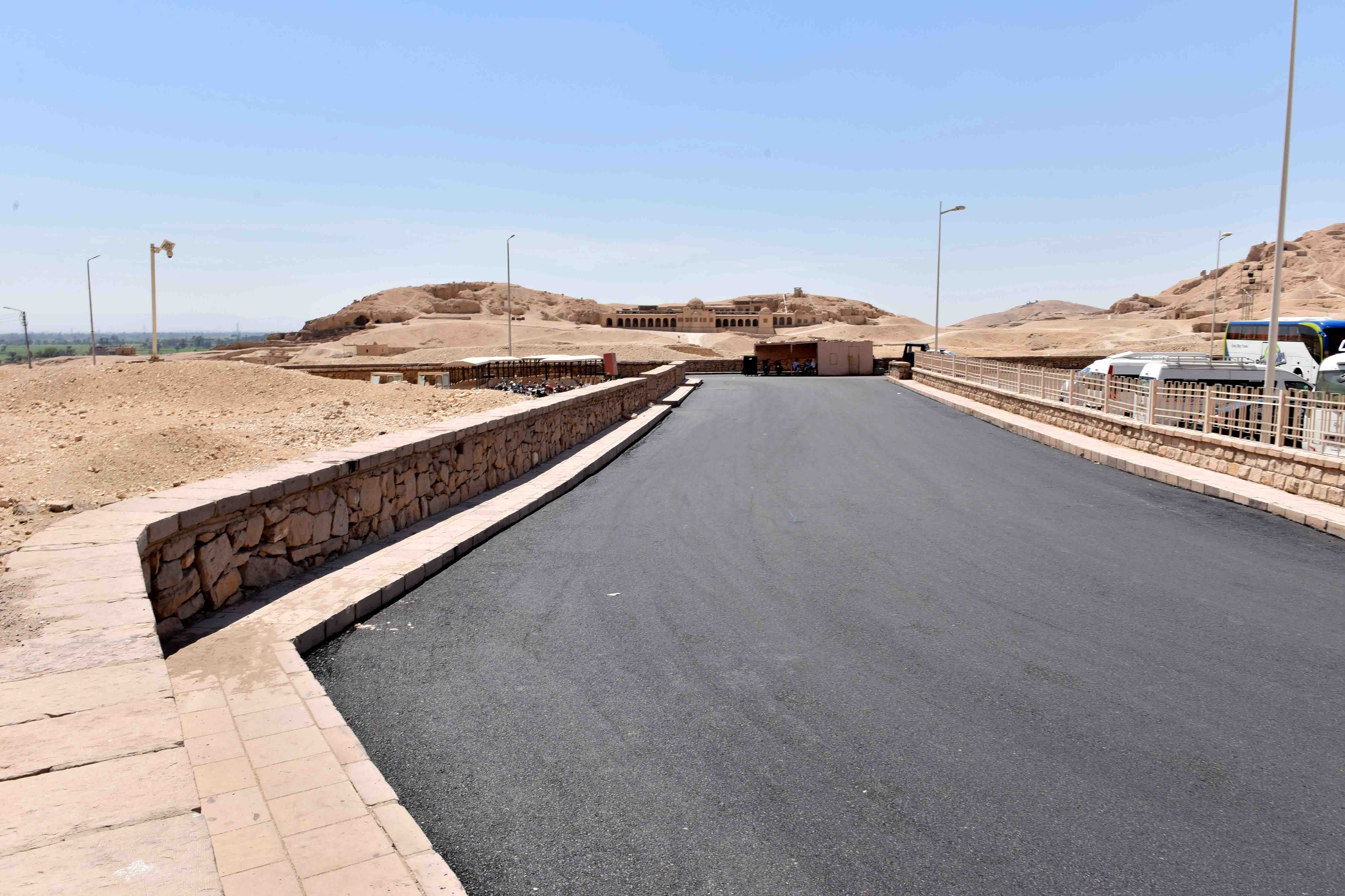 مدير الطرق والنقل بالأقصر يعلن إنهاء رصف طريق حتشبسوت والمسارات السياحية (1)
