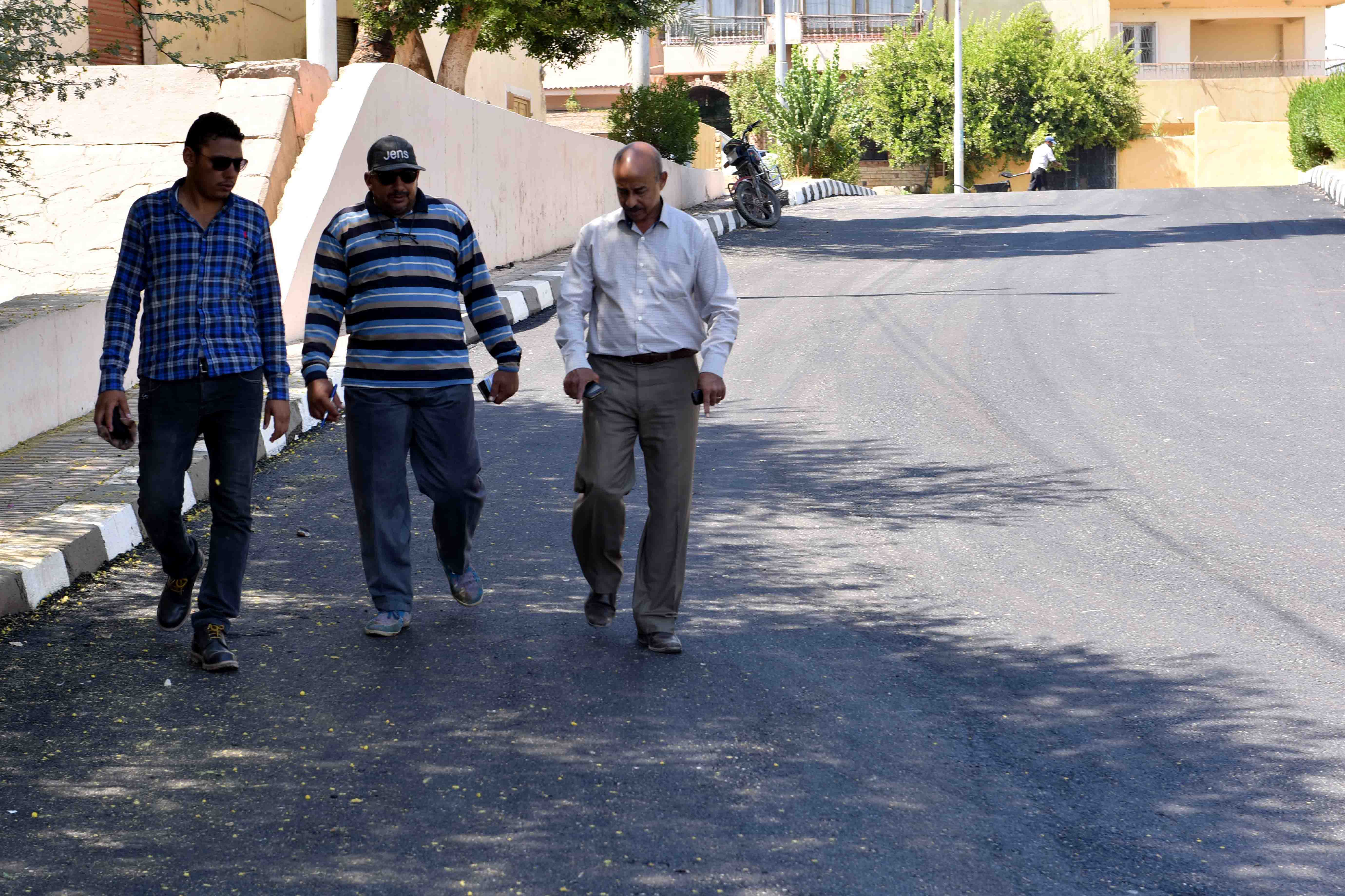 مدير الطرق والنقل بالأقصر يعلن إنهاء رصف طريق حتشبسوت والمسارات السياحية (2)