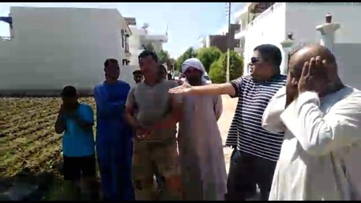 إزالة 4 حالات تعدي علي 28 قيراط بمدينة القرنة ورفع أطنان من الأتربة والقمامة (4)
