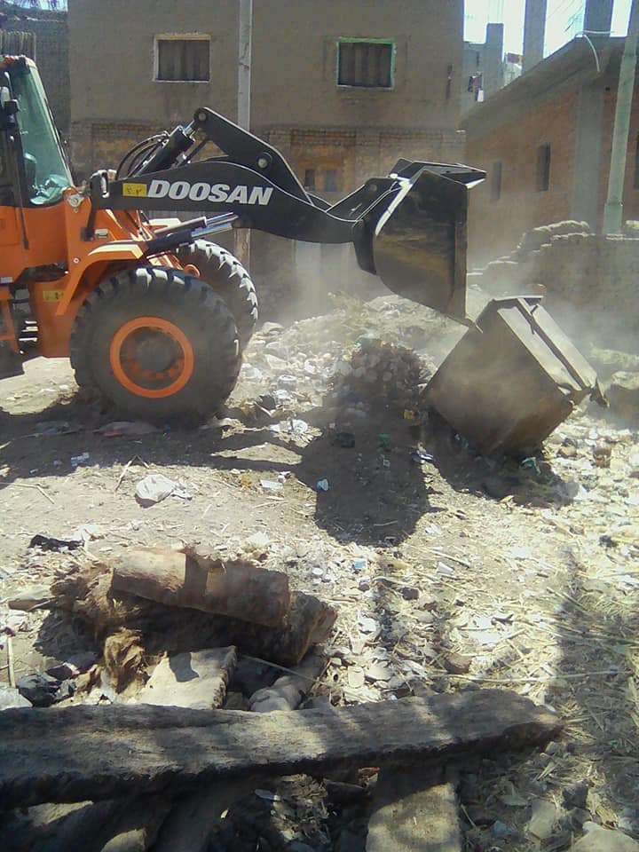 إزالة 80 طن مخلفات من مقلب عشوائي بجوار المدارس وتجميل طريق مصر أسوان (1)