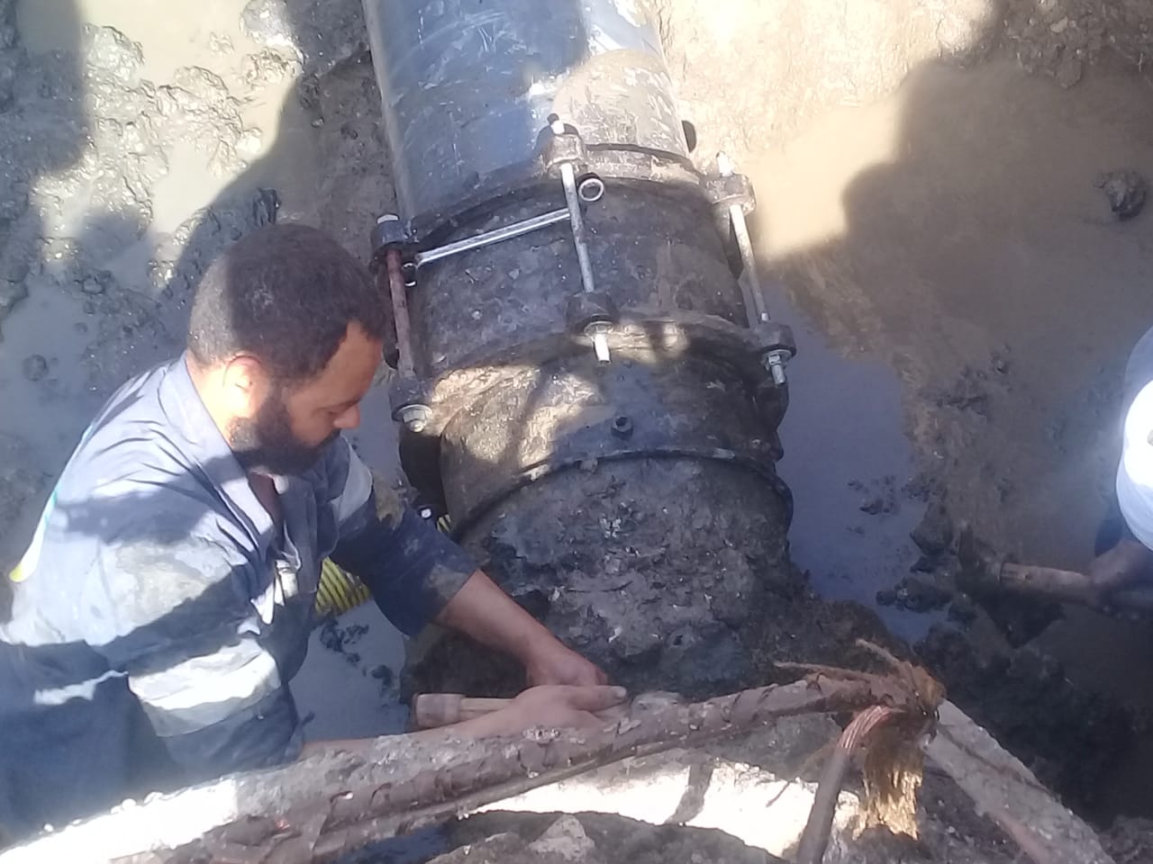 فريق صيانة لإصلاح كسر خط المياه بمنطقة الحادقة (1)