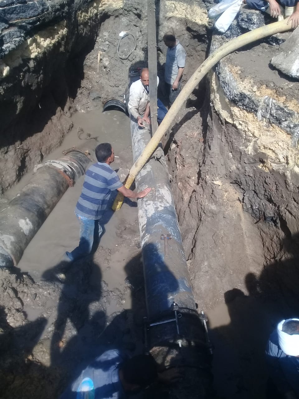 فريق صيانة لإصلاح كسر خط المياه بمنطقة الحادقة (3)