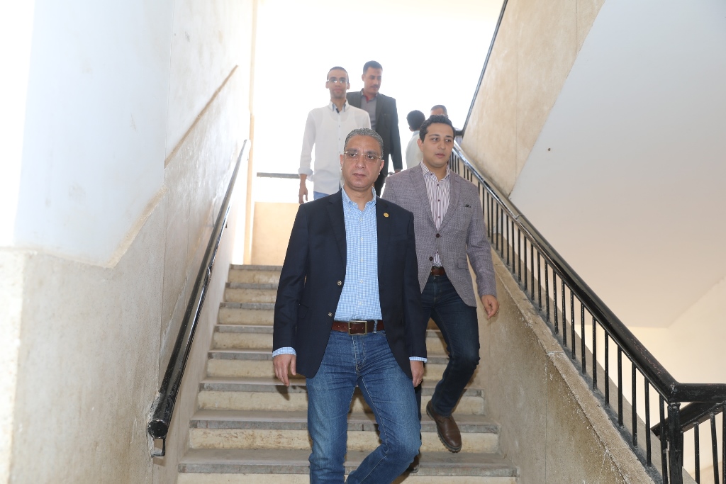 المحافظ في جولة مفاجئة لمدارس المراغة (2)