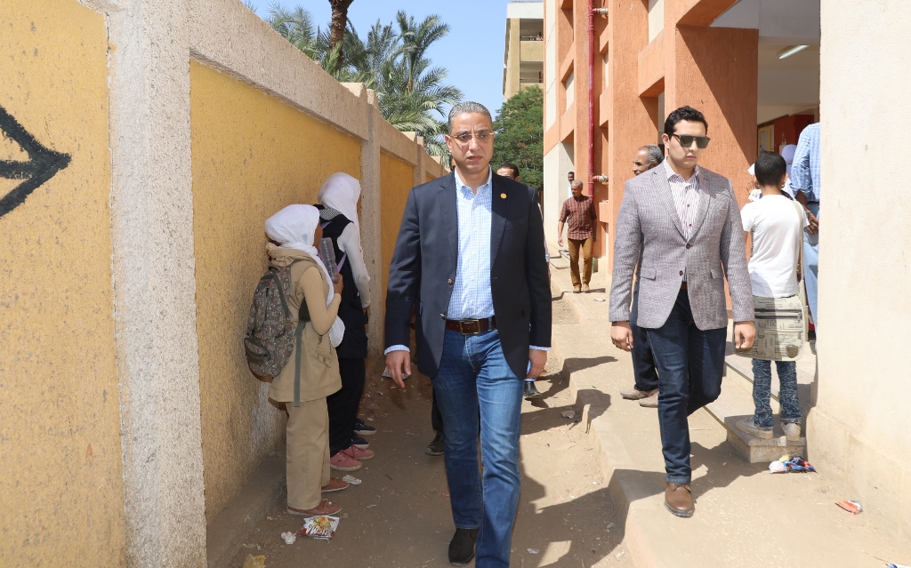المحافظ في جولة مفاجئة لمدارس المراغة (5)