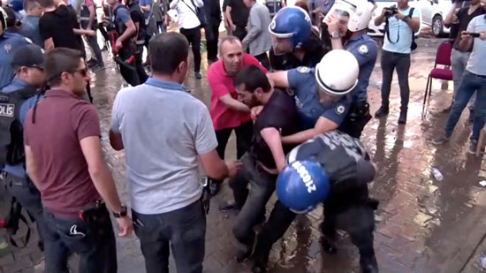 استخدام العنف ضد المتظاهرين فى تركيا
