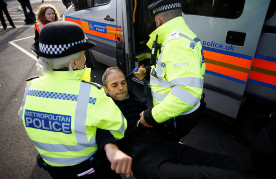 ضباط-الشرطة-يحتجزون-متظاهري-انقراض-تمرد-أثناء-مظاهرة-في-مطار-مدينة-لندن3