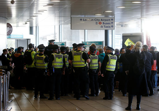ضباط-الشرطة-يحتجزون-متظاهري-انقراض-التمرد-أثناء-مظاهرة-في-مطار-لندن-سيتي-1