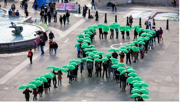 شريط إنساني أخضر عملاق مكون من حوالي 100 من دعاة الصحة العقلية والأشخاص الذين تأثروا بالانتحار في ميدان الطرف الأغر هذا الصباح