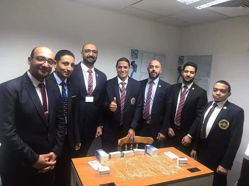 2-رجال الجمارك وامامهم المضبوطات 2-رجال الجمارك وامامهم المضبوطات