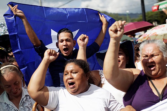 مؤيدو رئيس هندوراس خوان أورلاندو هرنانديز يلمحون خلال مسيرة لدعمه