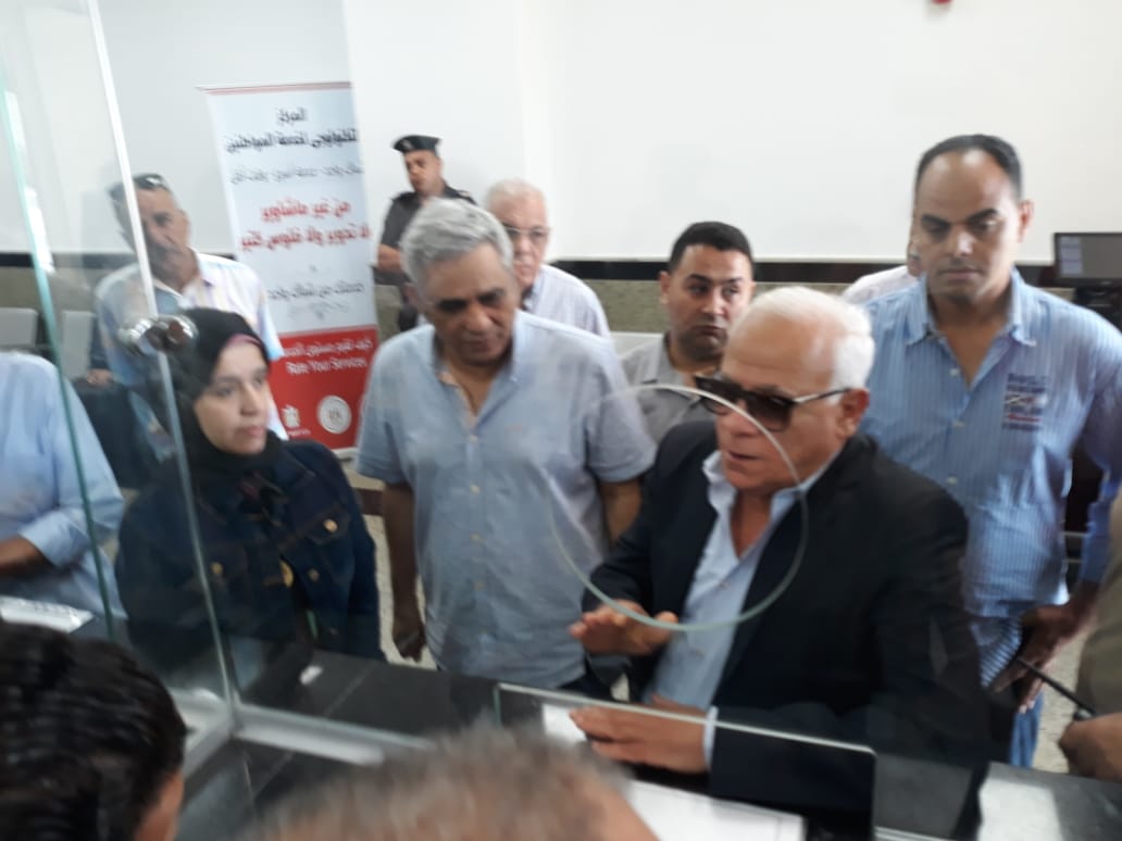محافظ بورسعيد يتفقد المركز التكنولوجى لخدمة المواطنين بالديوان العام (8)