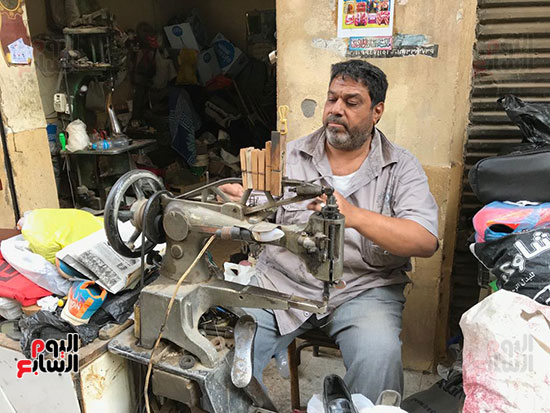 جانبية رسام جوارب  صور.. فاروق أقدم مصلح أحذية بالغربية منذ 60 عاما ورث المهنة عن أبيه و جده -  اليوم السابع