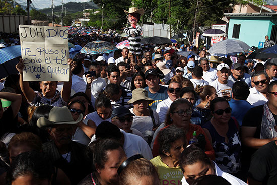 أنصار رئيس هندوراس خوان أورلاندو هرنانديز يحضرون مسيرة لدعم هرنانديز