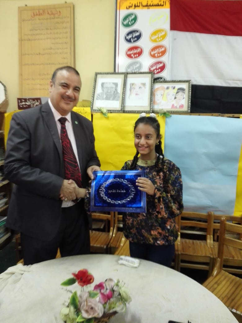 تكريم طالبة لمشاركتها فى مسابقة دولية بالهند (1)