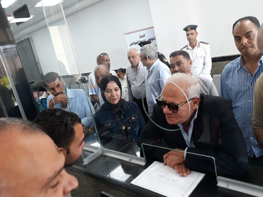 محافظ بورسعيد يتفقد المركز التكنولوجى لخدمة المواطنين بالديوان العام (7)