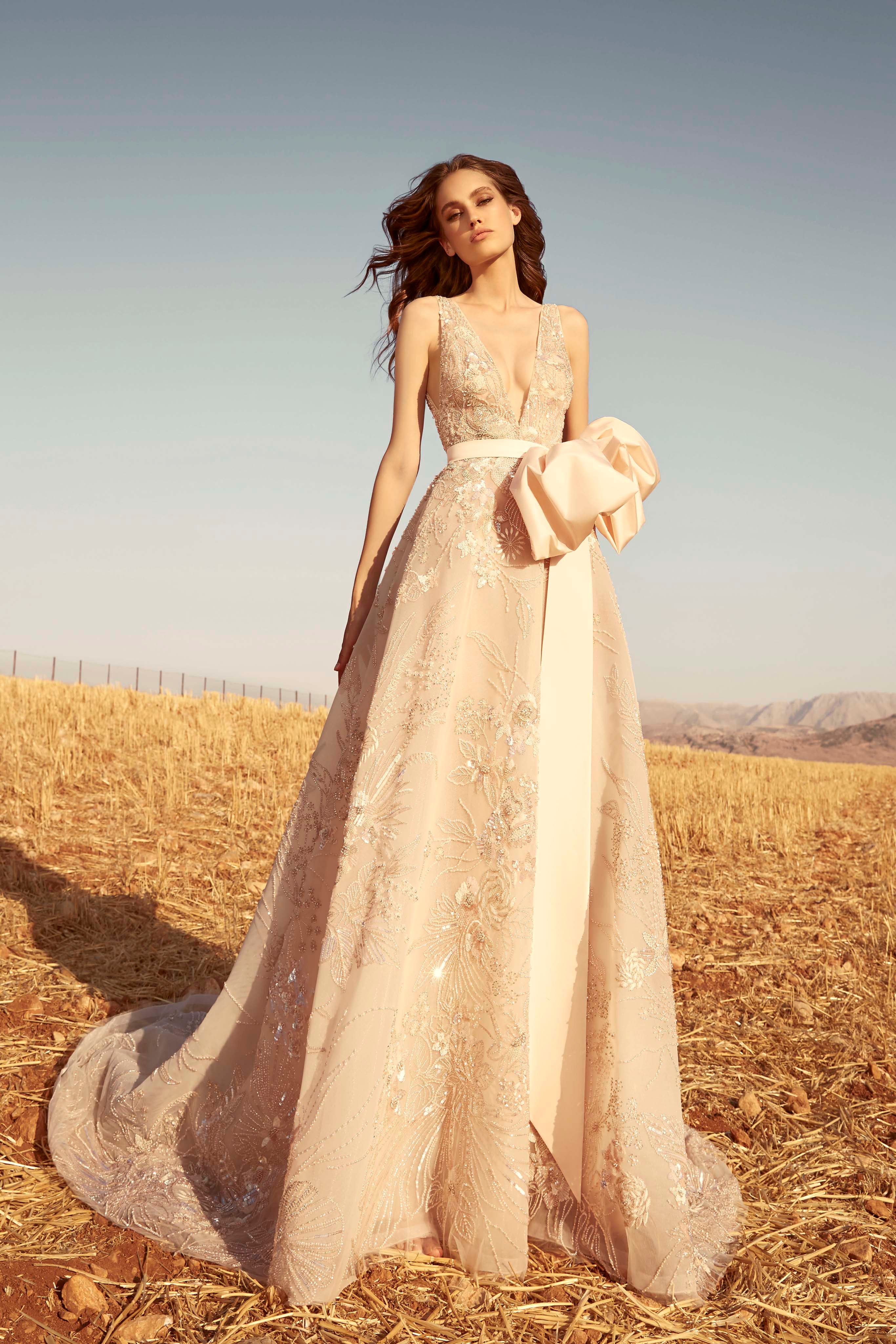 فستان زفاف بلون بيج