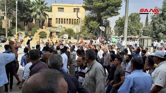 مئات السوريين يتظاهرون ضد العدوان