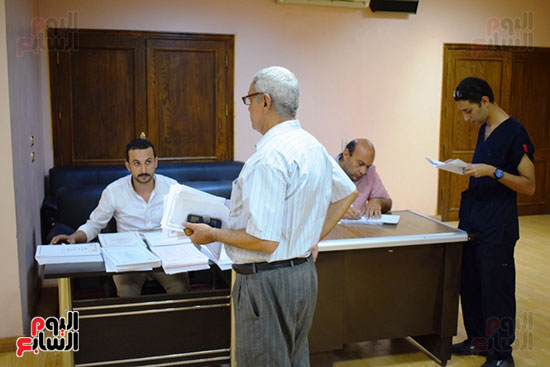 أطباء-محافظة-الأقصر-يتوافدون-للتصويت-علي-مقر-النقابة-بوسط-المدينة-(14)