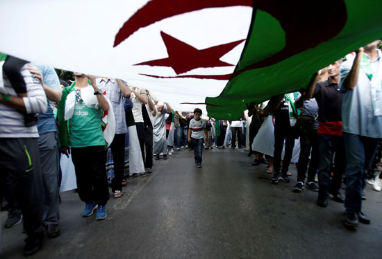 المحتجون يتظاهرون فى الجزائر