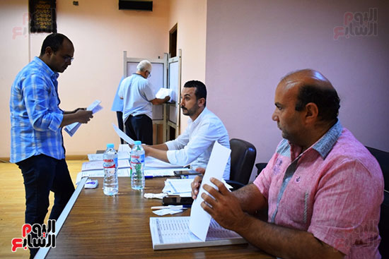 أطباء-محافظة-الأقصر-يتوافدون-للتصويت-علي-مقر-النقابة-بوسط-المدينة-(9)