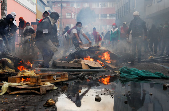 المحتجون يشعلون القمامة فى الشوارع