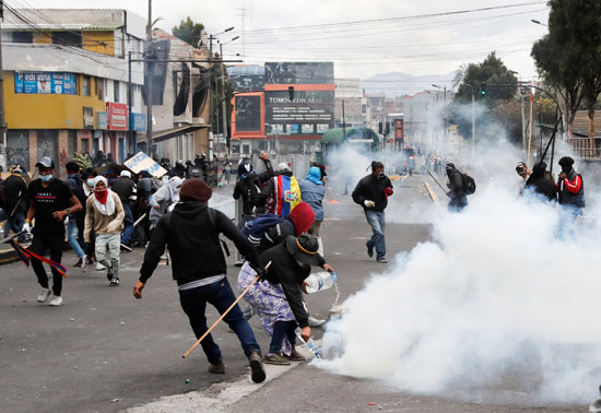 اشتباكات عنيفة خلال تفريق الاحتجاجات فى الإكوادور