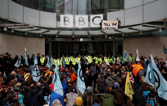 نشطاء المناخ يغلقون مدخل شبكة بى بى سى البريطانية