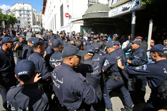 الشرطة الجزائرئة خلال الاحتجاجات