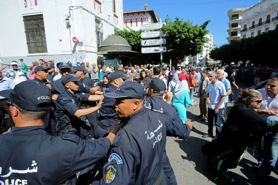 الشرطة الجزائرية تقف بمحيط الماهرات